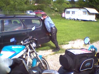 der mit dem Auto k�mpft