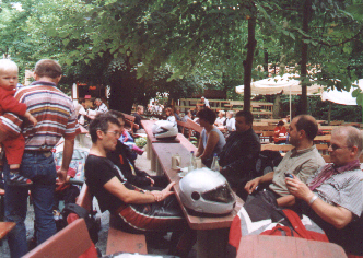 Erich und Martin vergn�gen sich mit ihren H�ndys