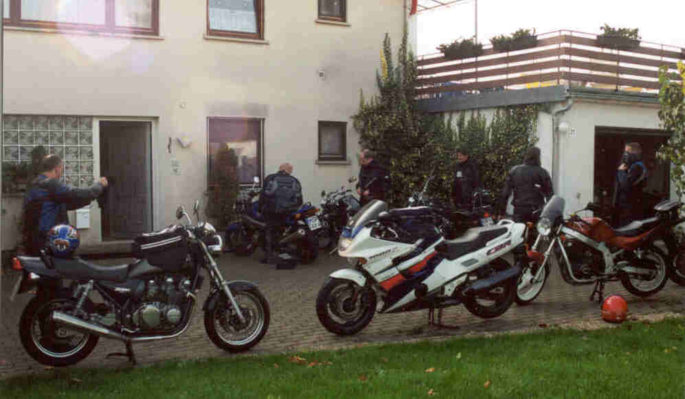 zum Gl�ck ist der Hof gro� genug